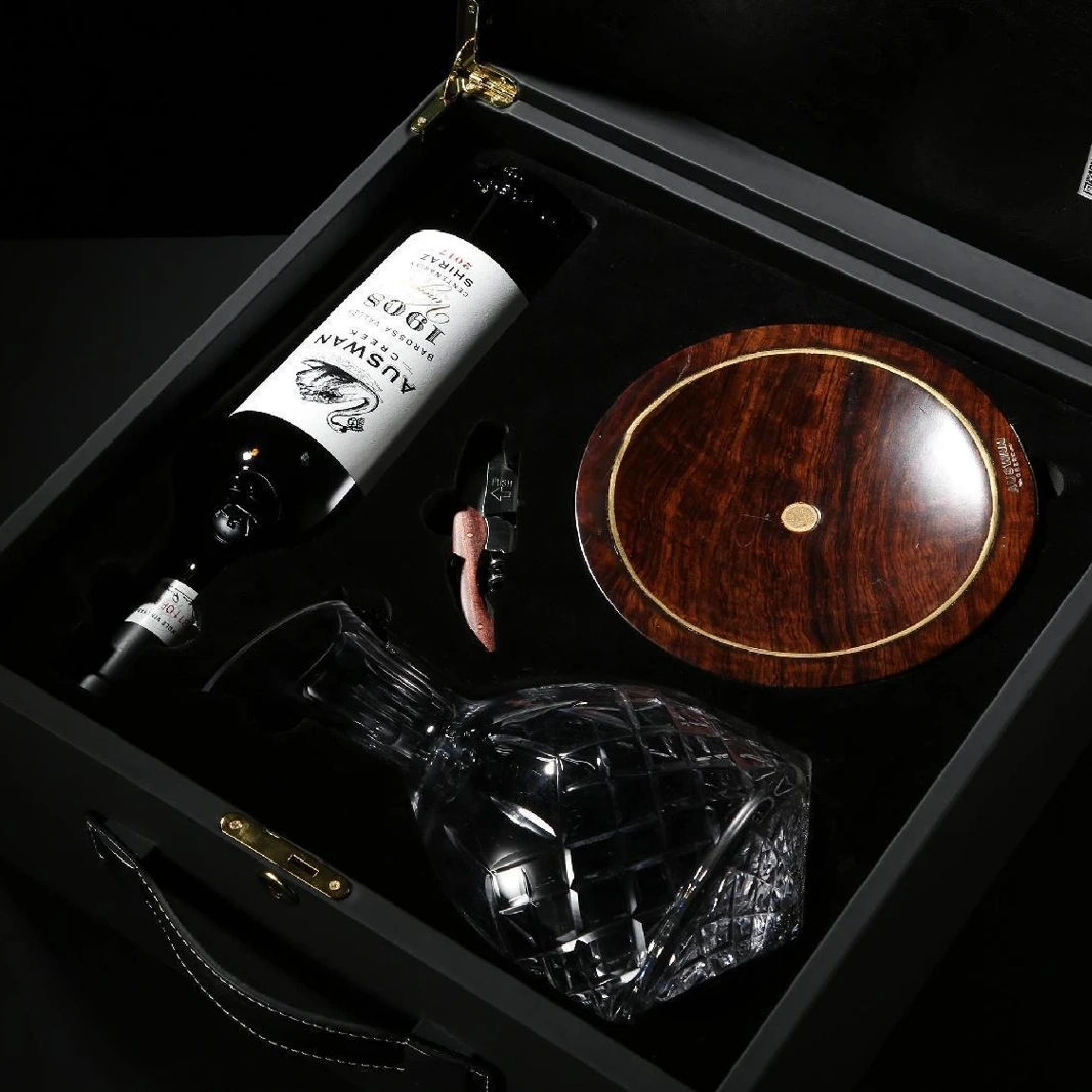 1908豪华礼盒内的酒瓶、醒酒器与酒杯