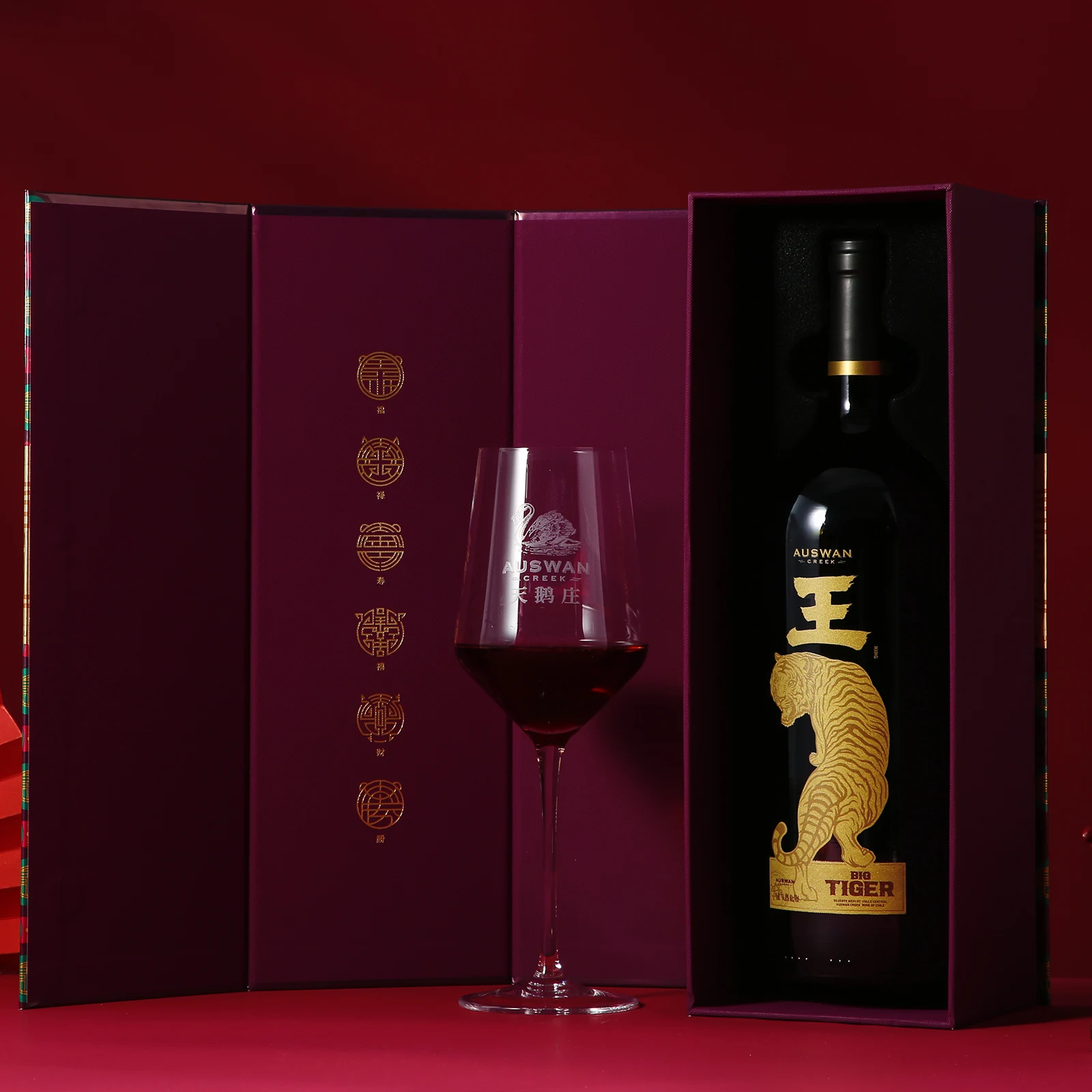 大王酒礼盒打开后的瓶身展示