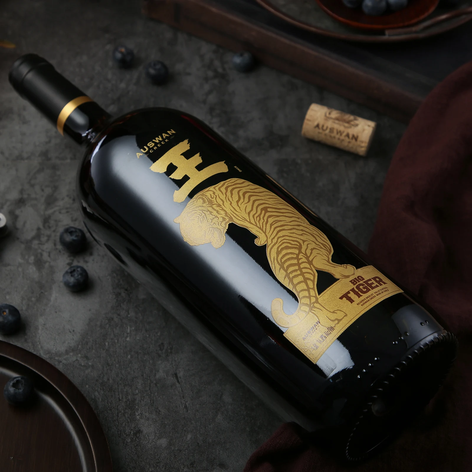餐桌场景中的大王酒瓶身